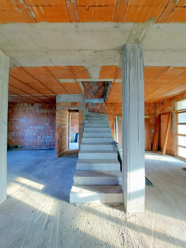 RUBANO: BIFAMILIARE AL GREZZO CON 1800 MQ DI TERRENO
Sei alla ricerca di una porzione di bifamili...