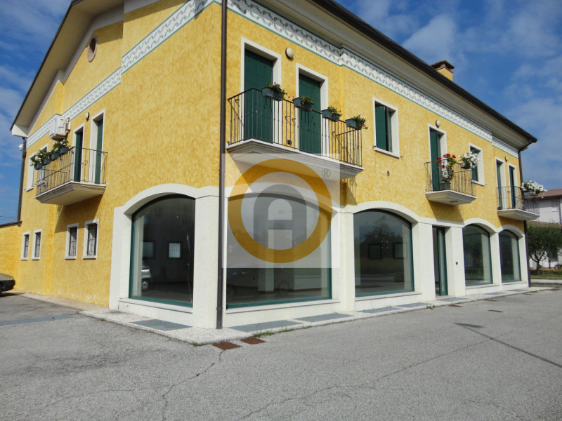 Se cerchi la massima visibilità per la tua attività, questa è l'opportunità definitiva. Situato i...