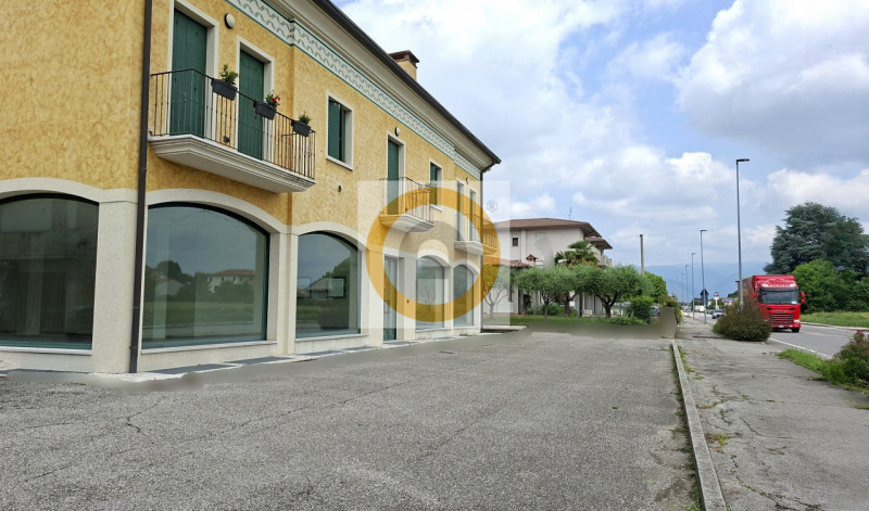 In una posizione strategica di grande visibilità e forte passaggio veicolare, fronte statale 47 d...