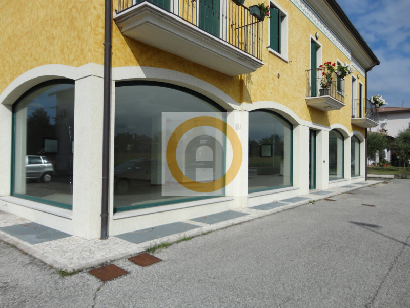 In una posizione strategica di grande visibilità e forte passaggio veicolare, fronte statale 47 d...