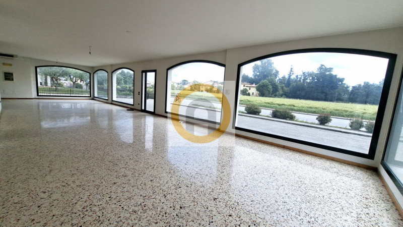 In una posizione strategica di grande visibilità e forte passaggio veicolare, fronte statale 47 d...