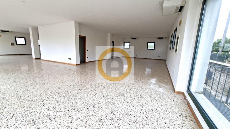 In una posizione strategica di grande visibilità e forte passaggio veicolare, fronte statale 47 d...