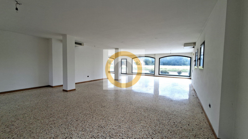 In una posizione strategica di grande visibilità e forte passaggio veicolare, proponiamo un elega...