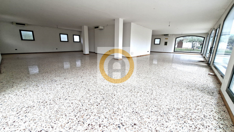 In una posizione strategica di grande visibilità e forte passaggio veicolare, fronte statale 47 d...