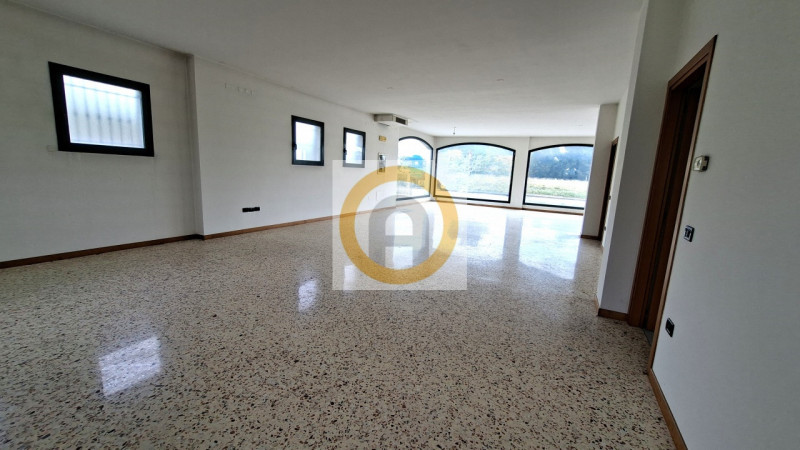 In una posizione strategica di grande visibilità e forte passaggio veicolare, fronte statale 47 d...