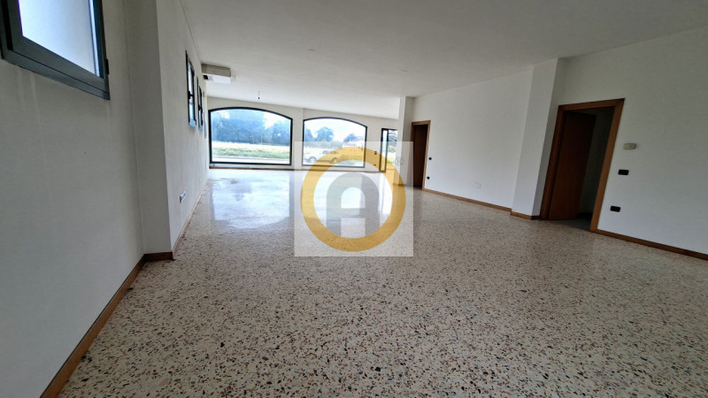 In una posizione strategica di grande visibilità e forte passaggio veicolare, fronte statale 47 d...