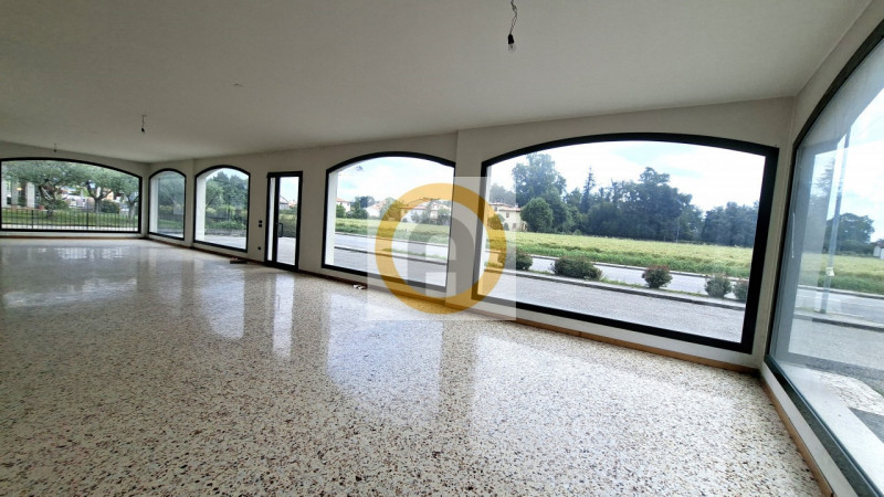 In una posizione strategica di grande visibilità e forte passaggio veicolare, fronte statale 47 d...