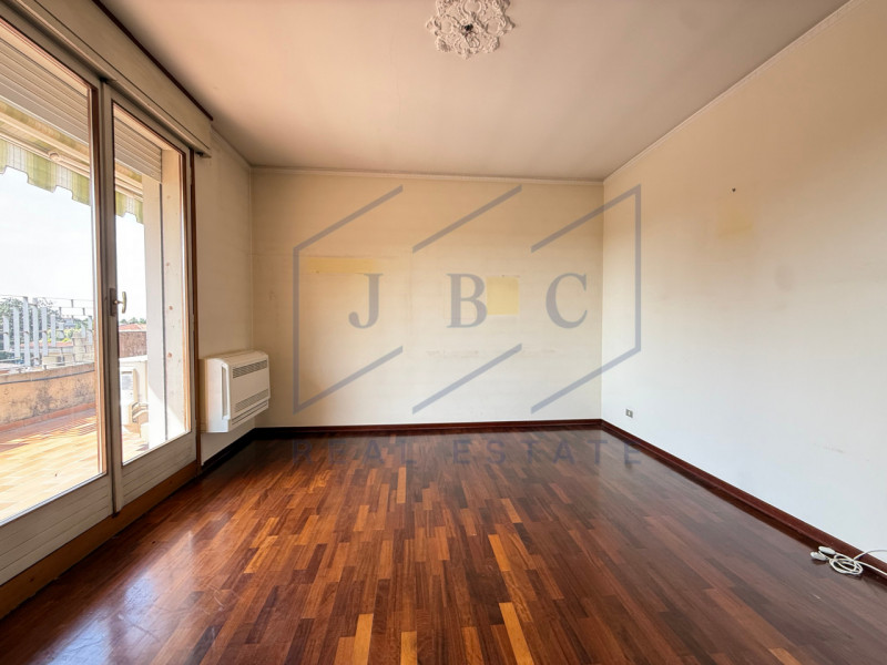 ODERZO CENTRALE - (TV)

Proponiamo in esclusiva un meraviglioso attico situato al quarto piano co...