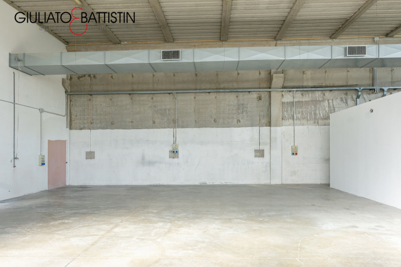 SOVIZZO: in zona industriale, proponiamo in vendita un introvabile capannone artigianale, con sco...