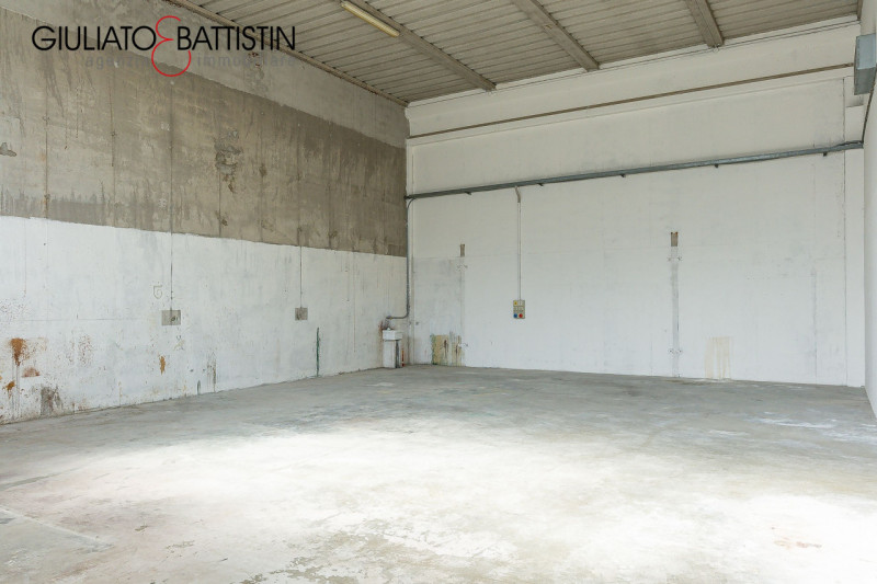 SOVIZZO: in zona industriale, proponiamo in vendita un introvabile capannone artigianale, con sco...