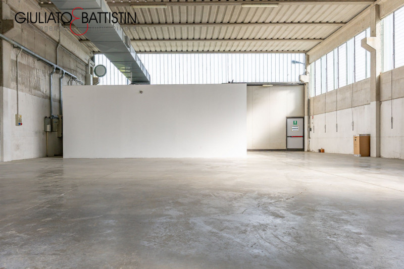 SOVIZZO: in zona industriale, proponiamo in vendita un introvabile capannone artigianale, con sco...