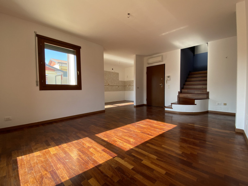 Se quello che cerchi è un attico in zona residenziale, che combina il fascino della vita di centr...