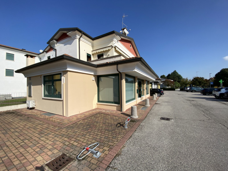 Se quello che cerchi è un attico in zona residenziale, che combina il fascino della vita di centr...