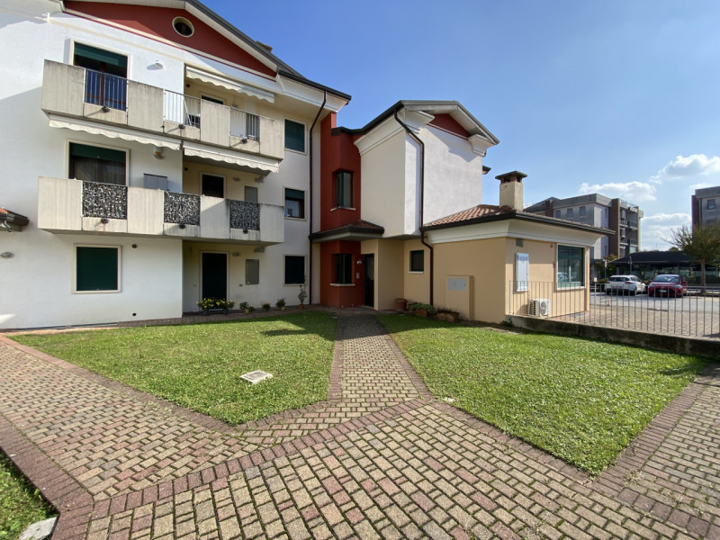 Se quello che cerchi è un attico in zona residenziale, che combina il fascino della vita di centr...