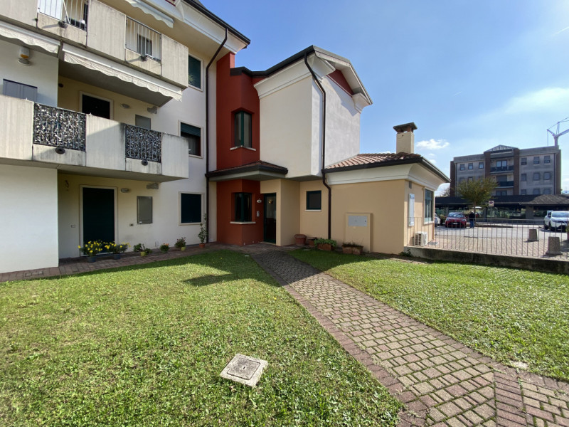 Se quello che cerchi è un attico in zona residenziale, che combina il fascino della vita di centr...