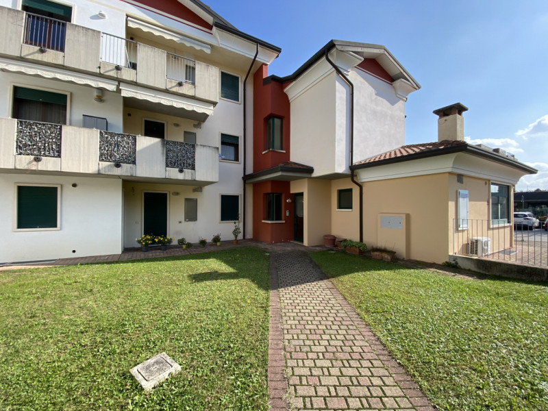 Se quello che cerchi è un attico in zona residenziale, che combina il fascino della vita di centr...