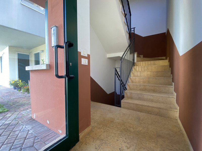 Se quello che cerchi è un attico in zona residenziale, che combina il fascino della vita di centr...