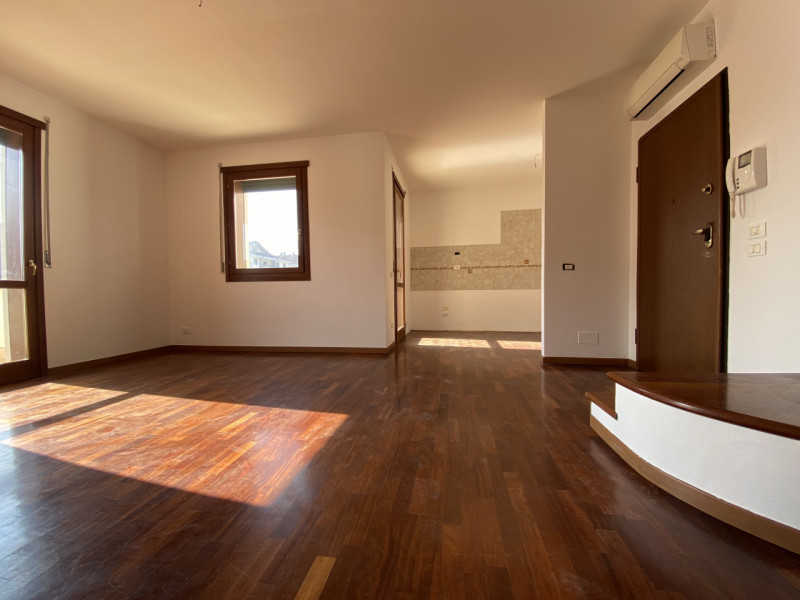 Se quello che cerchi è un attico in zona residenziale, che combina il fascino della vita di centr...