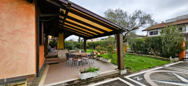 Situata nella zona di Codiverno, nel comune di Vigonza, questa esclusiva villa in vendita si este...