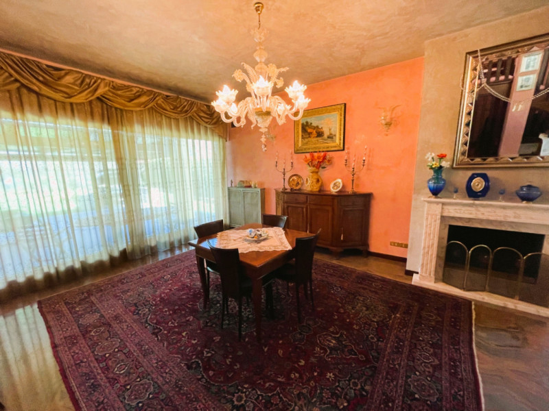 Situata nella zona di Codiverno, nel comune di Vigonza, questa esclusiva villa in vendita si este...