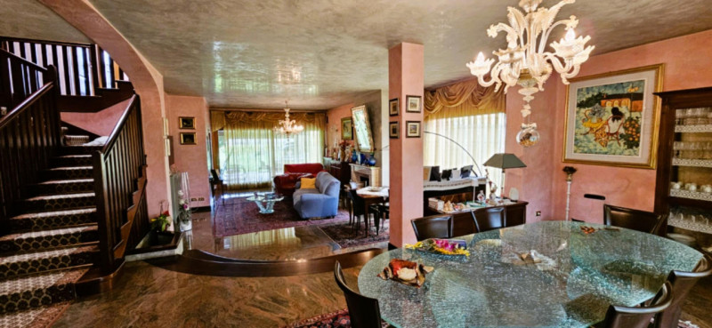 Situata nella zona di Codiverno, nel comune di Vigonza, questa esclusiva villa in vendita si este...