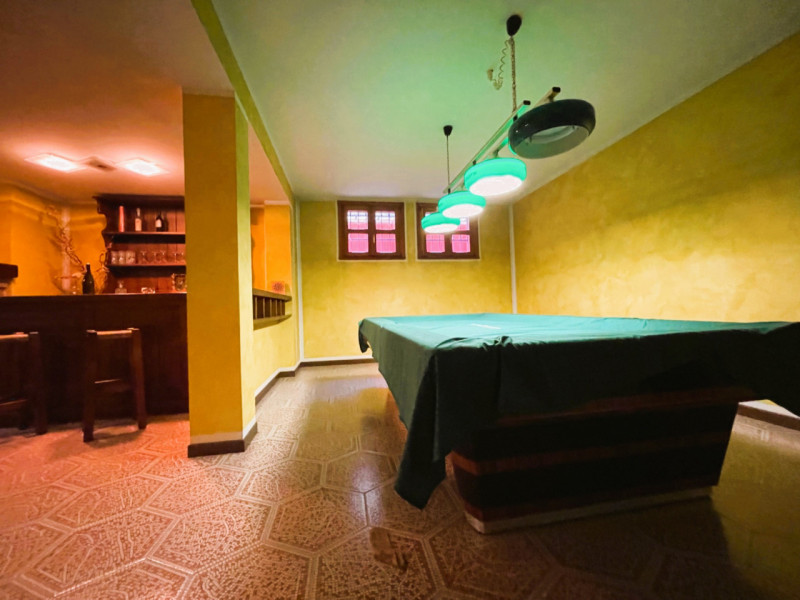 Situata nella zona di Codiverno, nel comune di Vigonza, questa esclusiva villa in vendita si este...