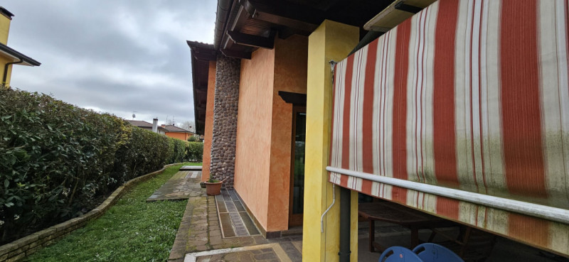 Situata nella zona di Codiverno, nel comune di Vigonza, questa esclusiva villa in vendita si este...