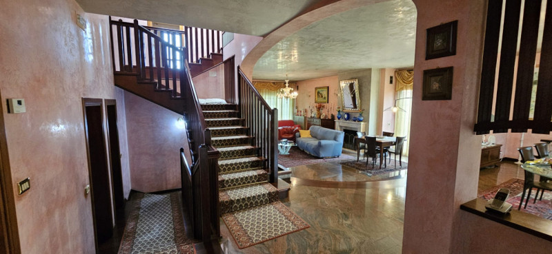 Situata nella zona di Codiverno, nel comune di Vigonza, questa esclusiva villa in vendita si este...