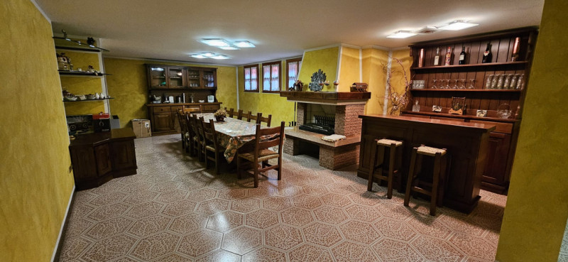 Situata nella zona di Codiverno, nel comune di Vigonza, questa esclusiva villa in vendita si este...