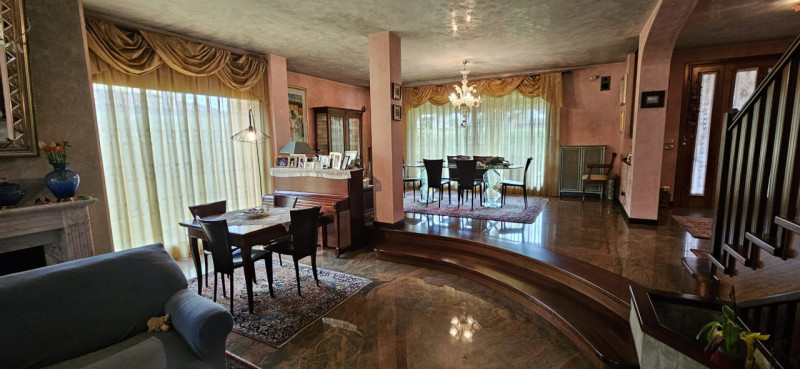 Situata nella zona di Codiverno, nel comune di Vigonza, questa esclusiva villa in vendita si este...