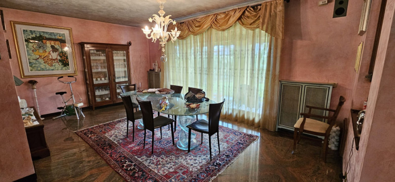 Situata nella zona di Codiverno, nel comune di Vigonza, questa esclusiva villa in vendita si este...