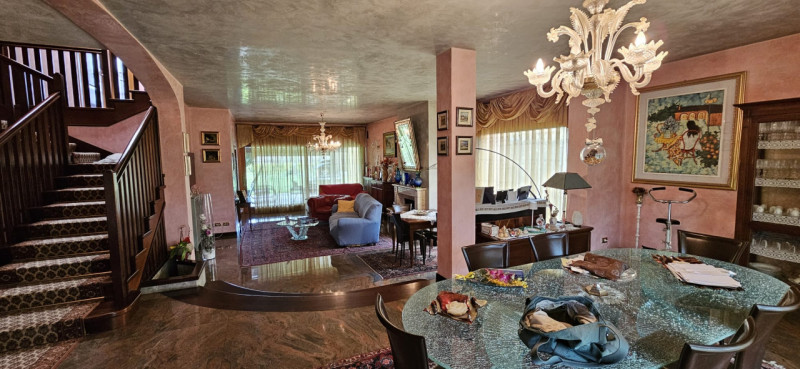 Situata nella zona di Codiverno, nel comune di Vigonza, questa esclusiva villa in vendita si este...