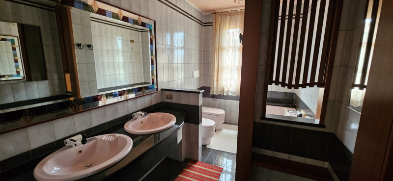 Situata nella zona di Codiverno, nel comune di Vigonza, questa esclusiva villa in vendita si este...