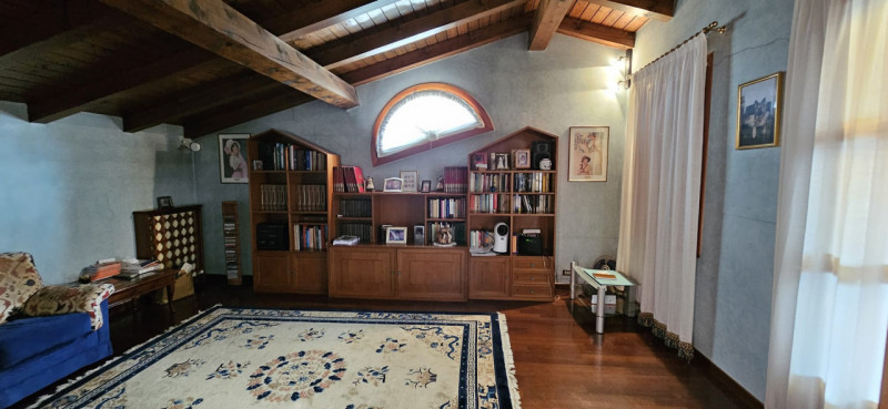 Situata nella zona di Codiverno, nel comune di Vigonza, questa esclusiva villa in vendita si este...