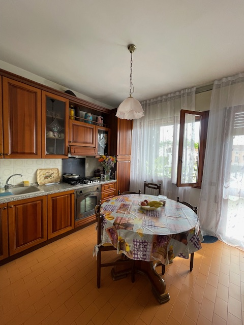 PADOVA -LIMENA vendesi in zona centrale e comoda a tutti i servizi principali, grazioso appartame...