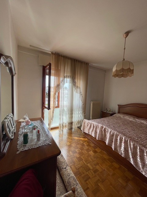 PADOVA -LIMENA vendesi in zona centrale e comoda a tutti i servizi principali, grazioso appartame...