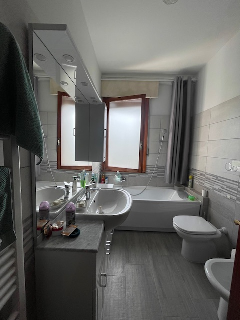 PADOVA -LIMENA vendesi in zona centrale e comoda a tutti i servizi principali, grazioso appartame...