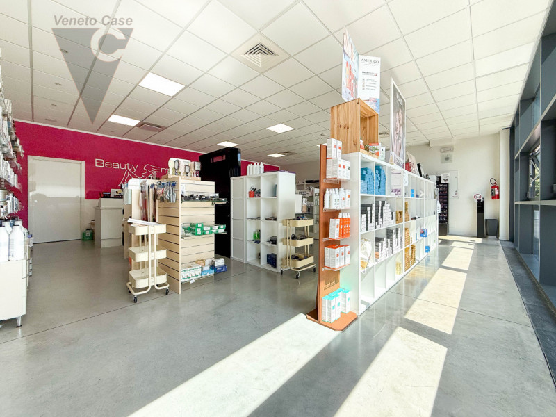 NOVENTANA- NEGOZIO AREA 177
Proponiamo in vendita un elegante negozio di 110 mq ubicato nell'escl...