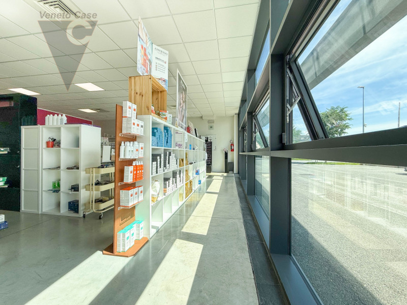 NOVENTANA- NEGOZIO AREA 177
Proponiamo in vendita un elegante negozio di 110 mq ubicato nell'escl...