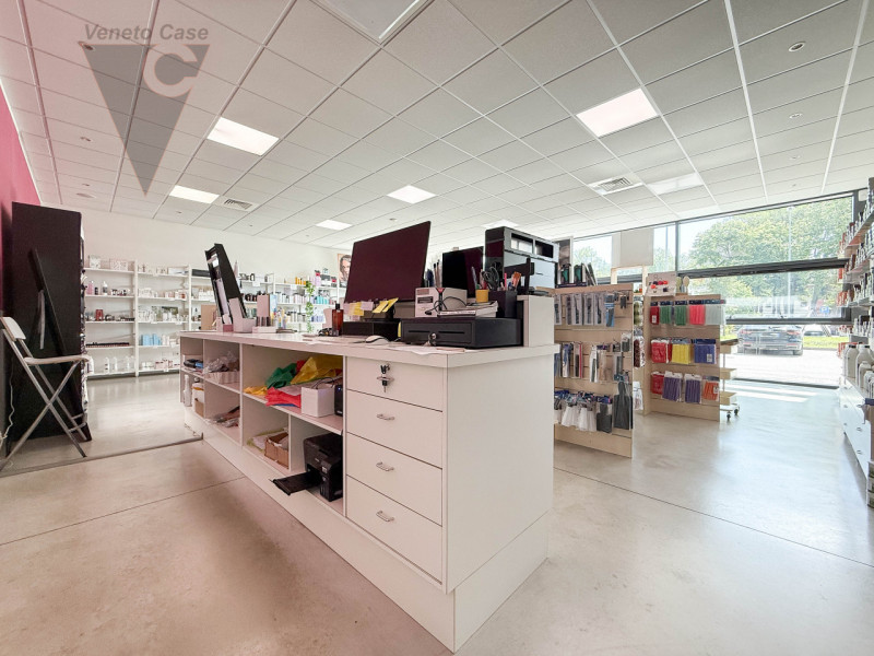 NOVENTANA- NEGOZIO AREA 177
Proponiamo in vendita un elegante negozio di 110 mq ubicato nell'escl...