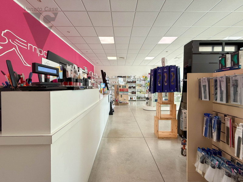 NOVENTANA- NEGOZIO AREA 177
Proponiamo in vendita un elegante negozio di 110 mq ubicato nell'escl...