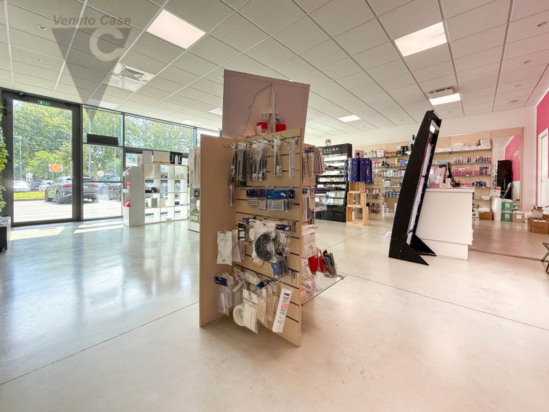 NOVENTANA- NEGOZIO AREA 177
Proponiamo in vendita un elegante negozio di 110 mq ubicato nell'escl...