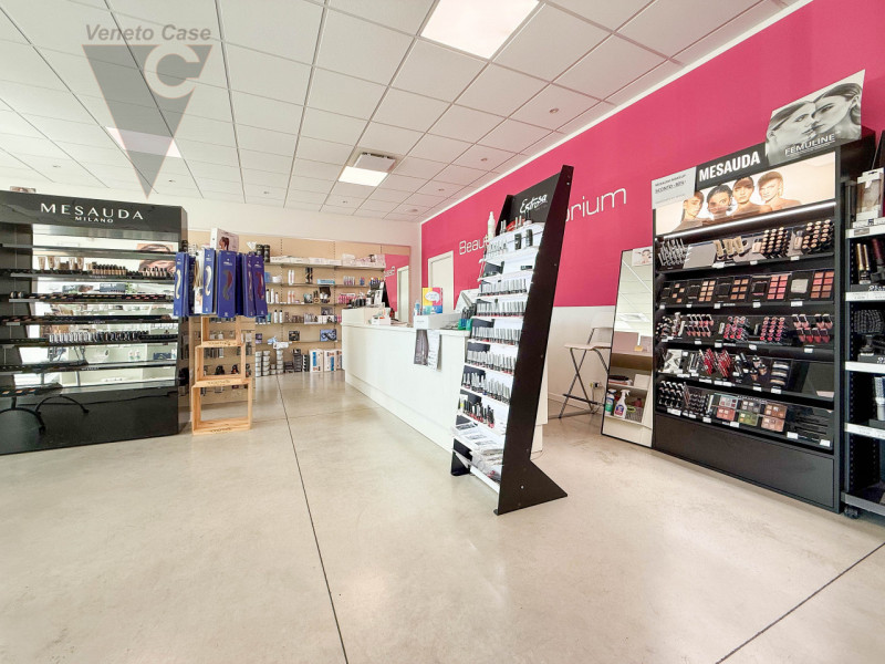 NOVENTANA- NEGOZIO AREA 177
Proponiamo in vendita un elegante negozio di 110 mq ubicato nell'escl...