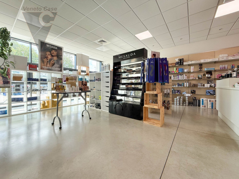 NOVENTANA- NEGOZIO AREA 177
Proponiamo in vendita un elegante negozio di 110 mq ubicato nell'escl...