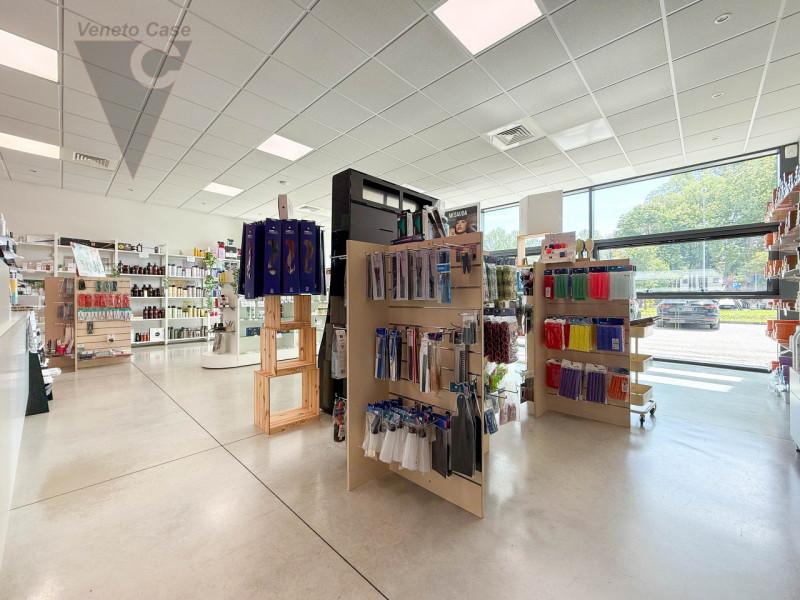 NOVENTANA- NEGOZIO AREA 177
Proponiamo in vendita un elegante negozio di 110 mq ubicato nell'escl...