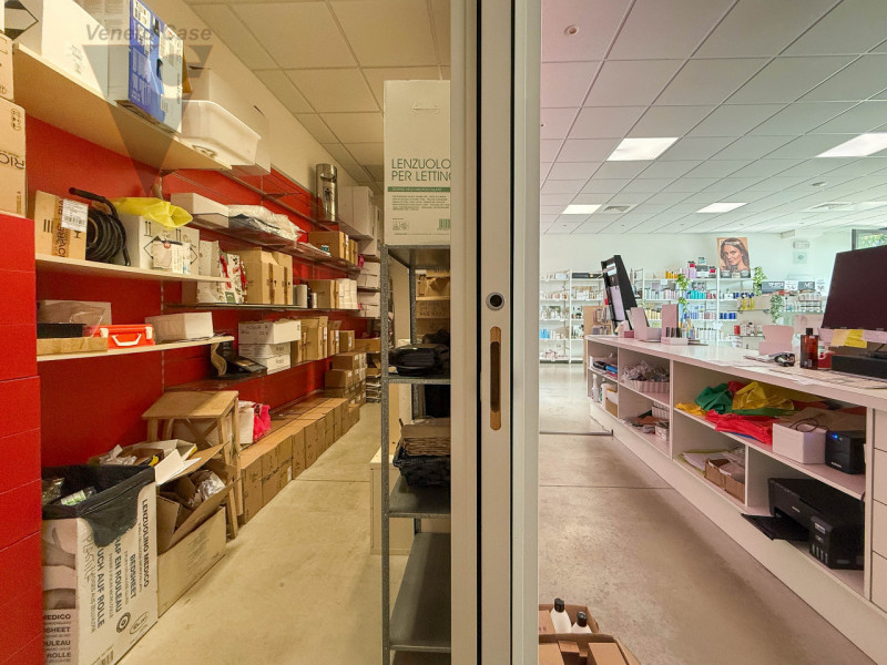 NOVENTANA- NEGOZIO AREA 177
Proponiamo in vendita un elegante negozio di 110 mq ubicato nell'escl...