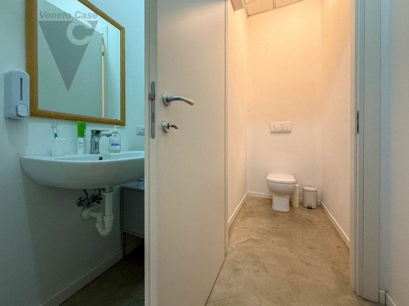 NOVENTANA- NEGOZIO AREA 177
Proponiamo in vendita un elegante negozio di 110 mq ubicato nell'escl...