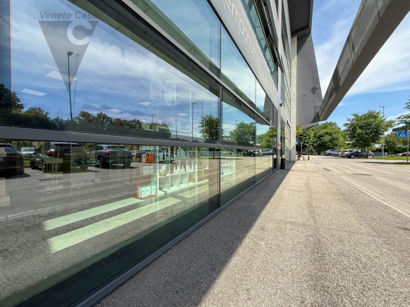 NOVENTANA- NEGOZIO AREA 177
Proponiamo in vendita un elegante negozio di 110 mq ubicato nell'escl...