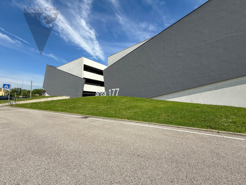 NOVENTANA- NEGOZIO AREA 177
Proponiamo in vendita un elegante negozio di 110 mq ubicato nell'escl...