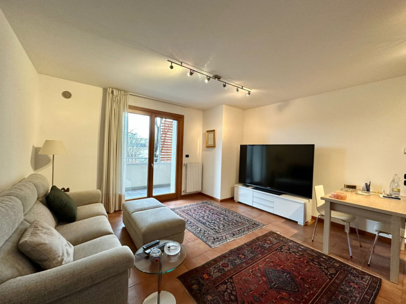 Luminoso appartamento situato al primo piano di un elegante e tranquillo residence, perfettamente...